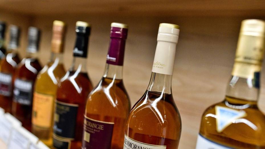 В правительстве назвали избыточным предложение сократить на час продажу алкоголя