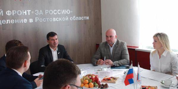 Комиссаров провел встречу ростовских активистов ОНФ с финалистами "Лидеров России"