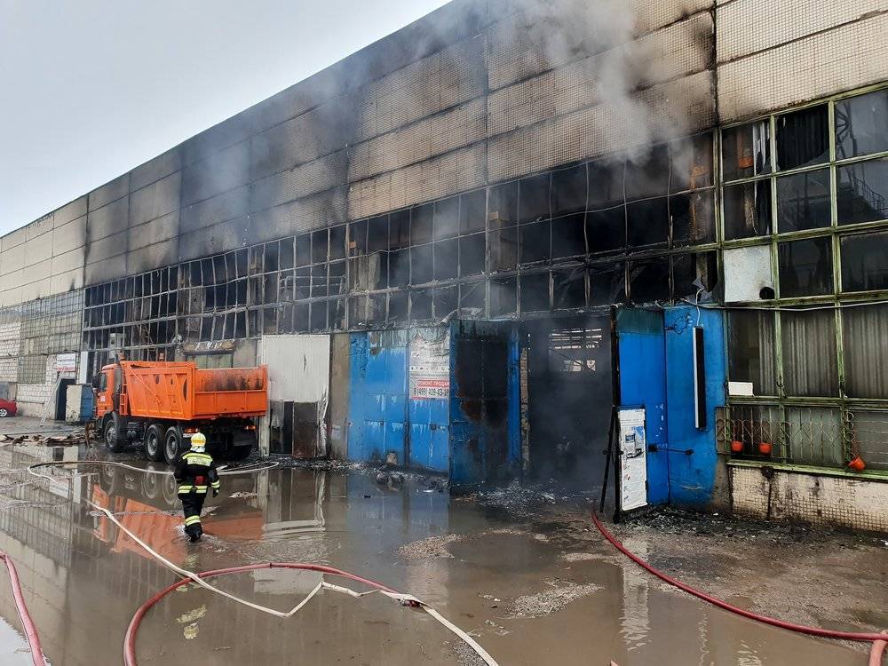 Крупный пожар на складе в Москве попал на видео