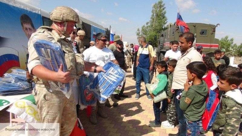 Жители города Айн-Исса на севере Сирии получили гумпомощь, доставленную военными РФ