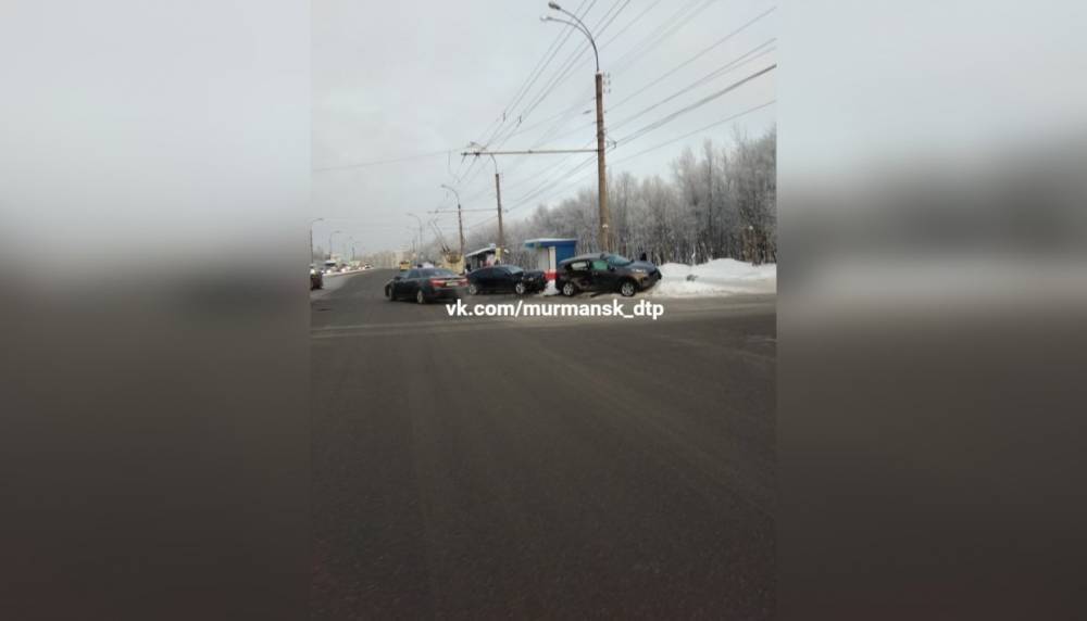 В Мурманске столкнувшиеся автомобили вылетели на тротуар