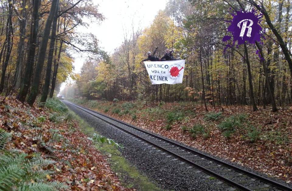 Российские активисты не пускают немецкий поезд с ядерными отходами в Свердловскую область