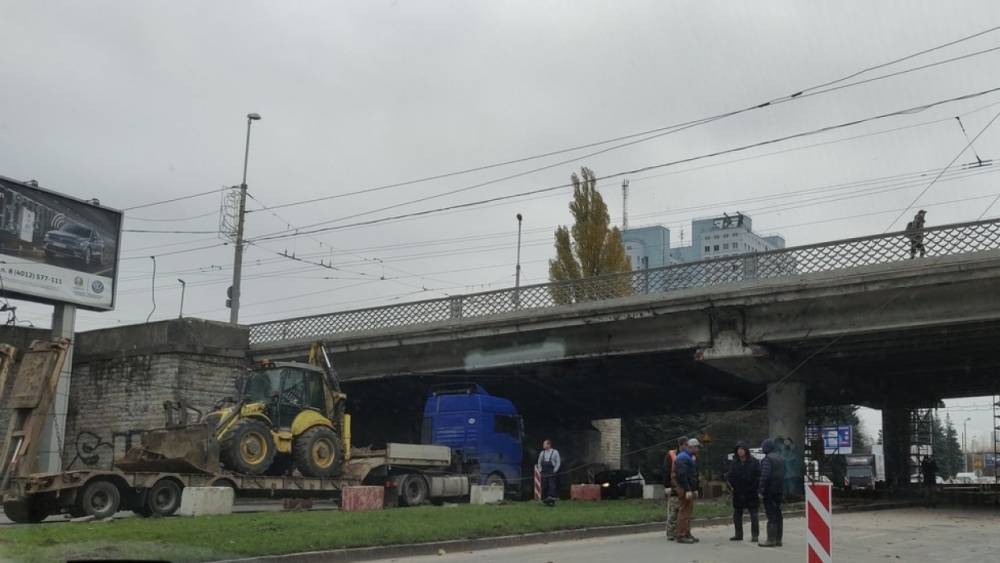 Экскаватор оборвал провода на Московском пр. в Калининграде и спровоцировал пробку