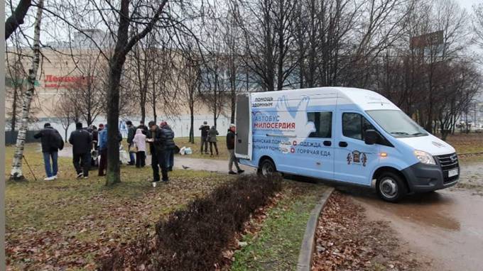 "Автобус милосердия" для бездомных начал работать в Петербурге