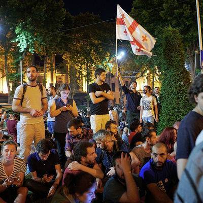 Демонстрантам в Тбилиси у здания парламента дали полчаса на снятие блокировки