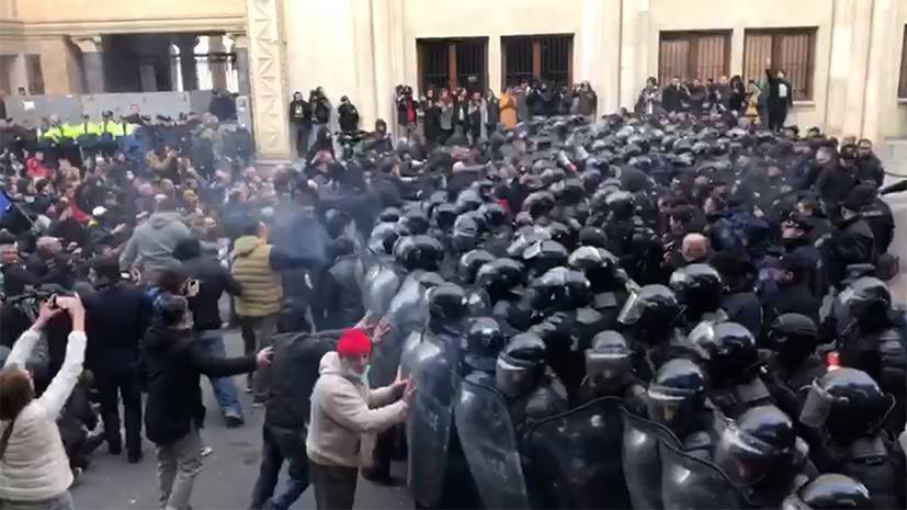 Спецназ начал разгон протестующих у здания парламента Грузии