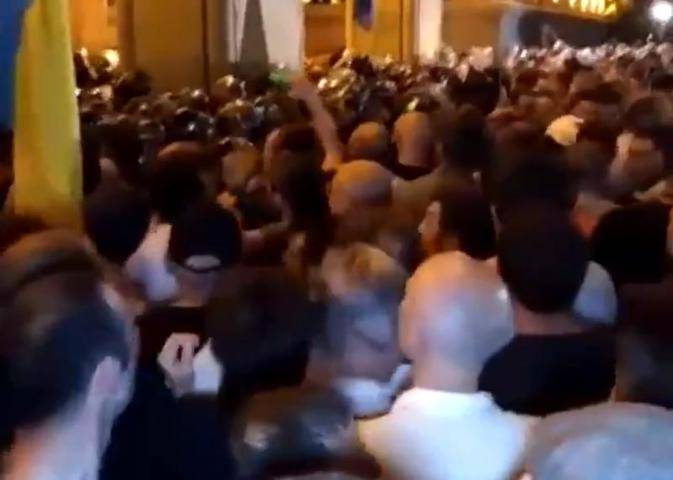 Спецназ в Тбилиси применил водометы для разгона акции протеста у парламента