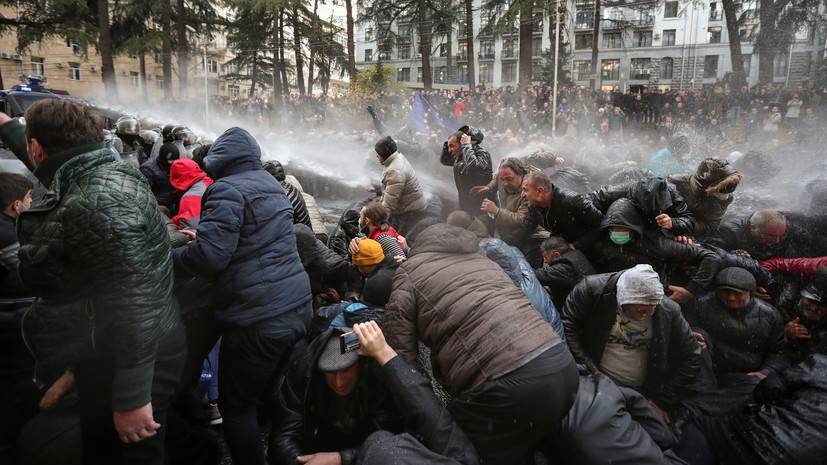 Спецназ применил слезоточивый газ для разгона протестующих в Тбилиси