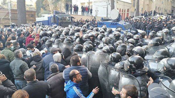 В Тбилиси полиция с дубинками и водометами разгоняет протестующих у здания парламента