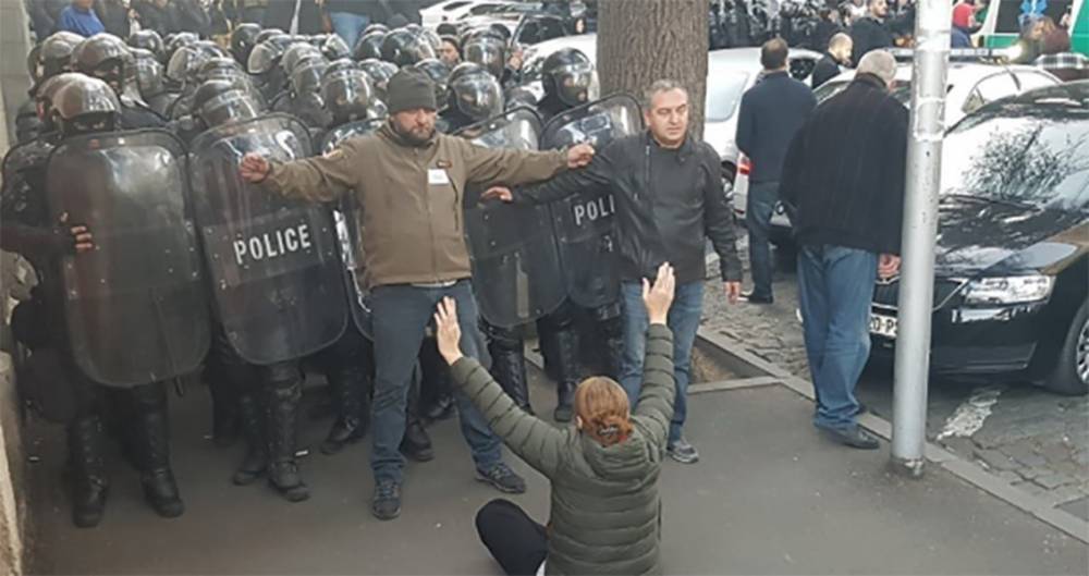 Спецназ в Тбилиси приступил к разгону протестной акции у здания парламента