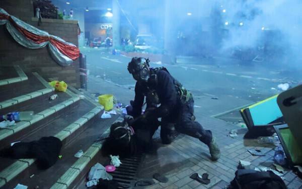 Полиция штурмует политех Гонконга: 500 активистов ведут позиционную войну