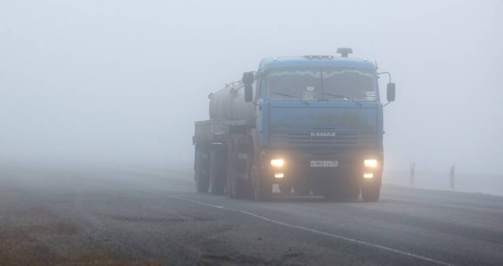 Водителей призвали избегать лишних маневров из-за тумана