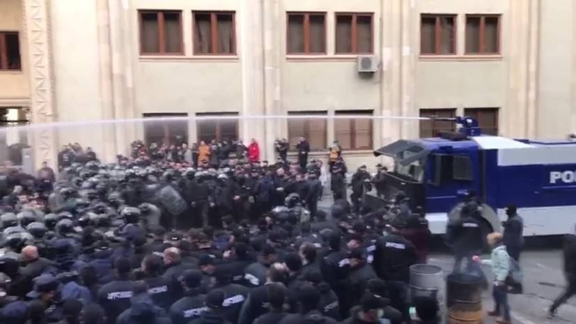 В Грузии полиция применила водомёт против участников акции протеста у здания парламента — видео