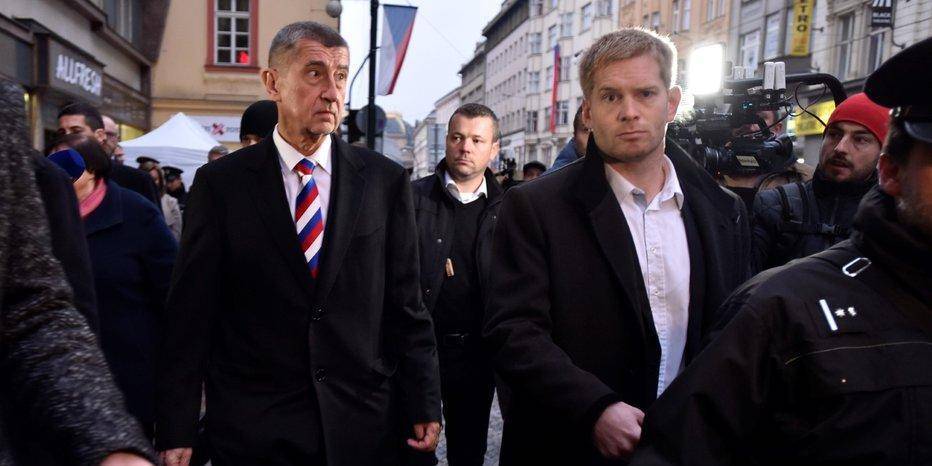 Премьер-министра Чехии раскритиковали за галстук с российским триколором