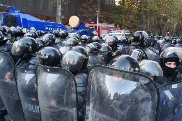 Спецназ начал разгон акции протеста в Тбилиси