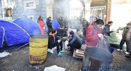 В Грузии продолжаются массовые протесты. Блокирован парламент, возле него жгут костры