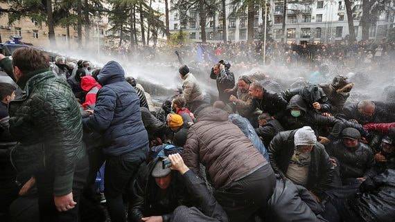 В Тбилиси спецназ применил водометы для разгона протестующих