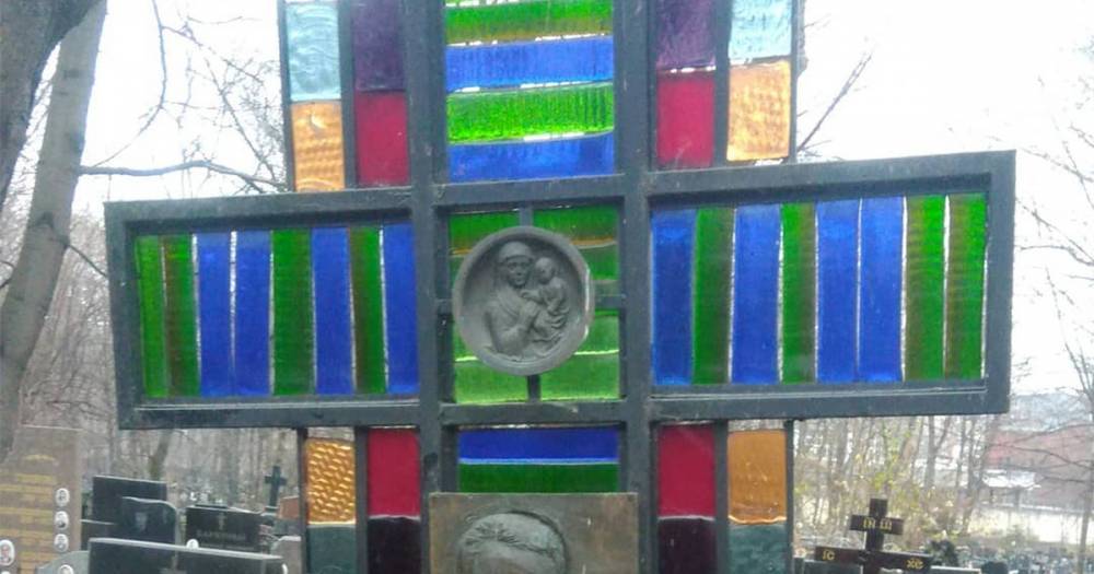 На московском кладбище обнаружили разноцветный крест