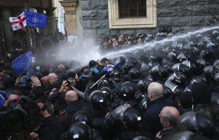Протестующие вернулись к зданию грузинского парламента в Тбилиси