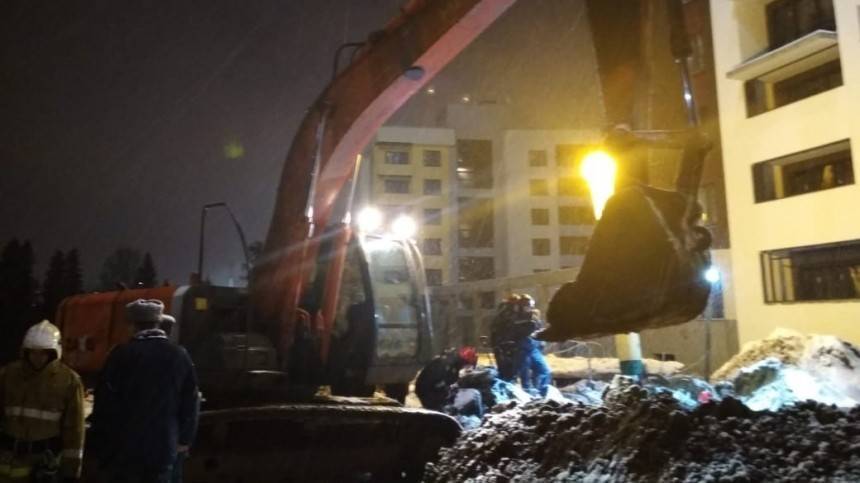 Двое рабочих погибли в Ижевске при обвале грунта траншеи