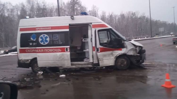 Скорая врезалась в автобус на северо-востоке Москвы, есть пострадавшие