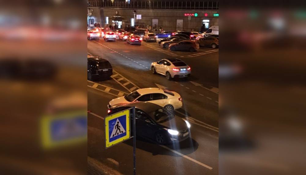 Поворот через двойную сплошную привел к аварии на Левашовском проспекте