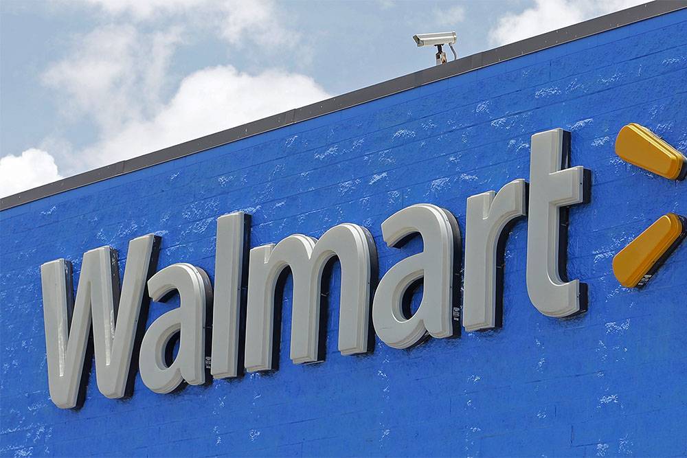 В США три человека погибли при стрельбе в магазине Walmart