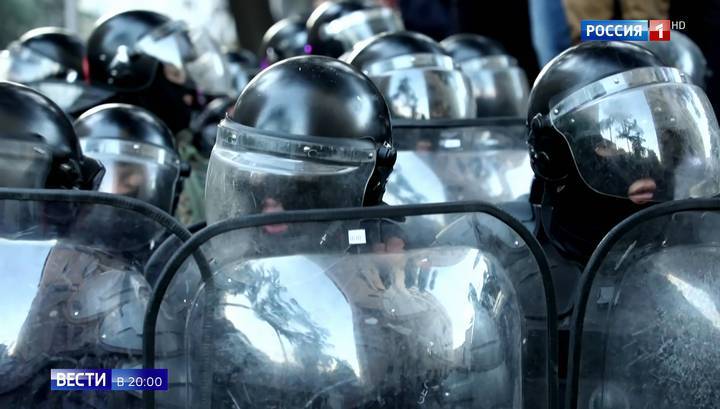 Газ и вода: спецназ расчищает улицу возле парламента Грузии