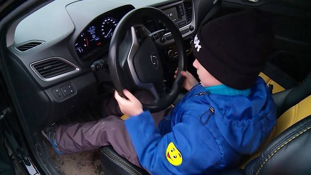 В Сеть попало видео с ребенком, разгоняющим машину до 130 км/ч