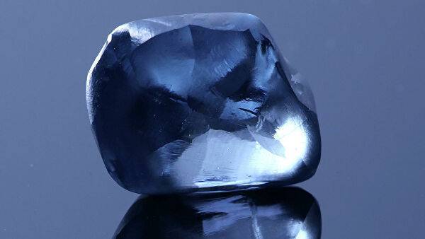 СМИ: редкий голубой алмаз продали почти за $15 млн