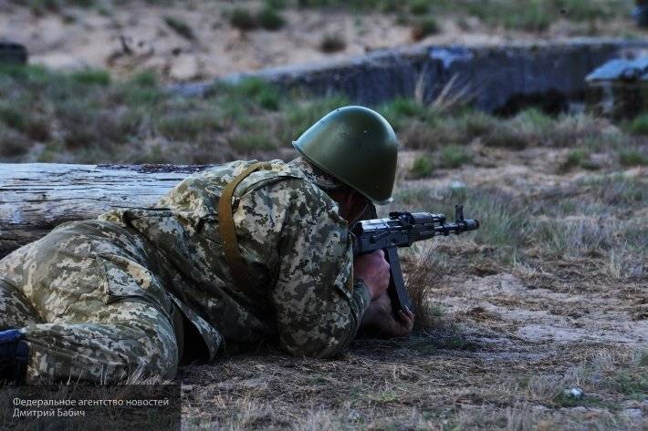 Украинские силовики дважды за сутки нарушили перемирие, заявили в ЛНР