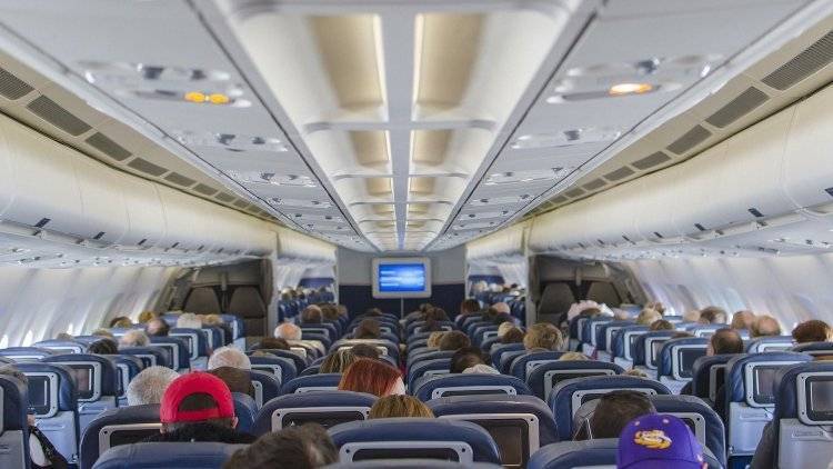 Пассажиров самолета пристыдили за оставленный  мусор в салоне самолета