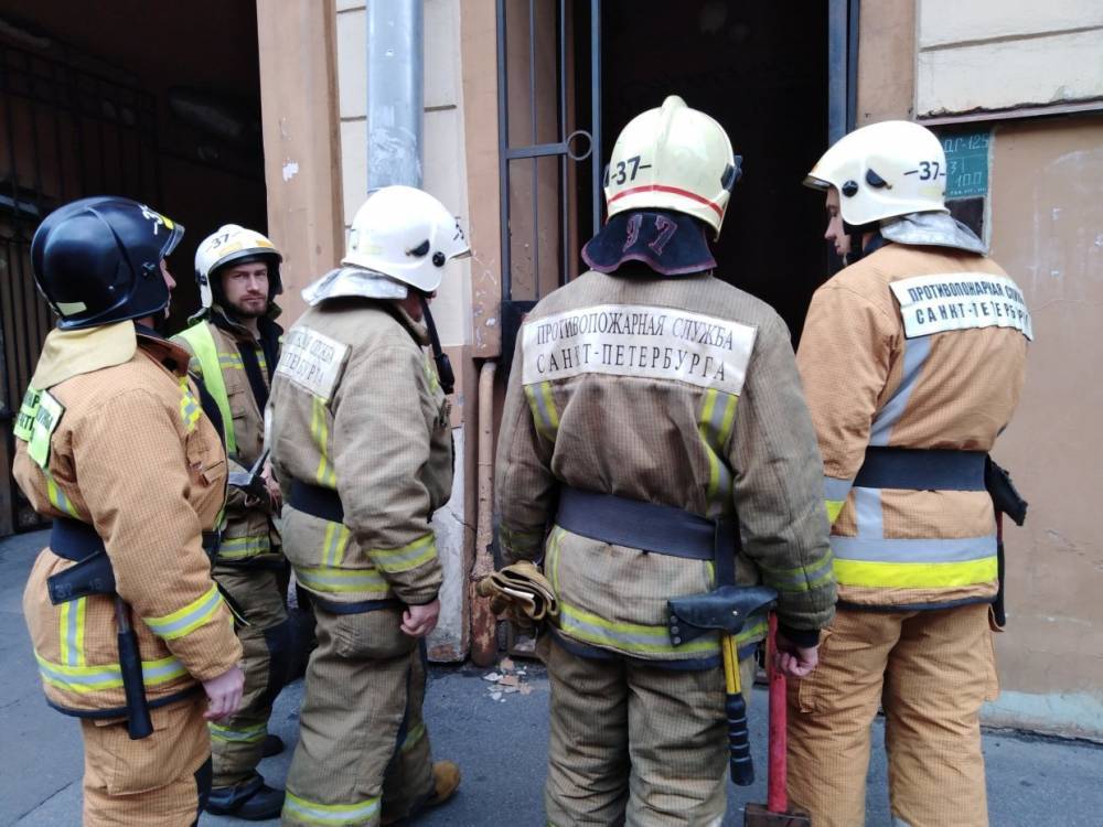 За сутки сотрудники МЧС Петербурга потушили пять пожаров и вывезли один боеприпас