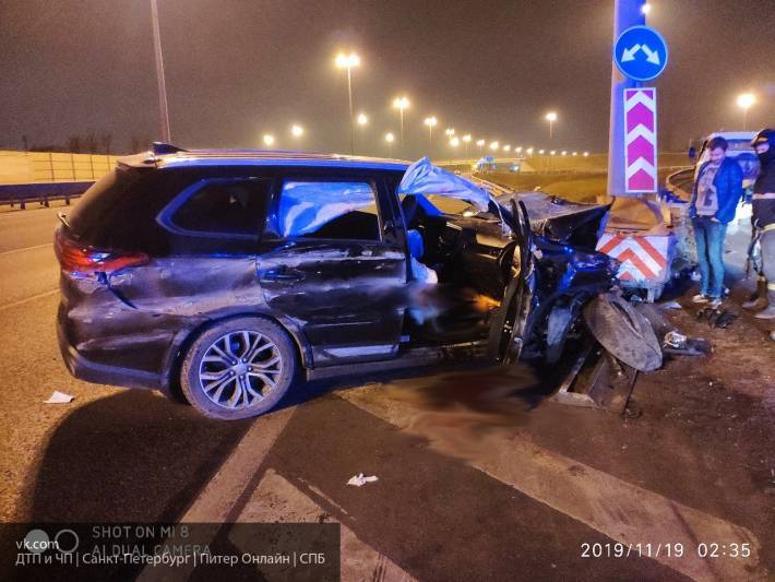 Пассажир Mitsubishi лишился руки, когда кроссовер врезался в отбойник на КАДе