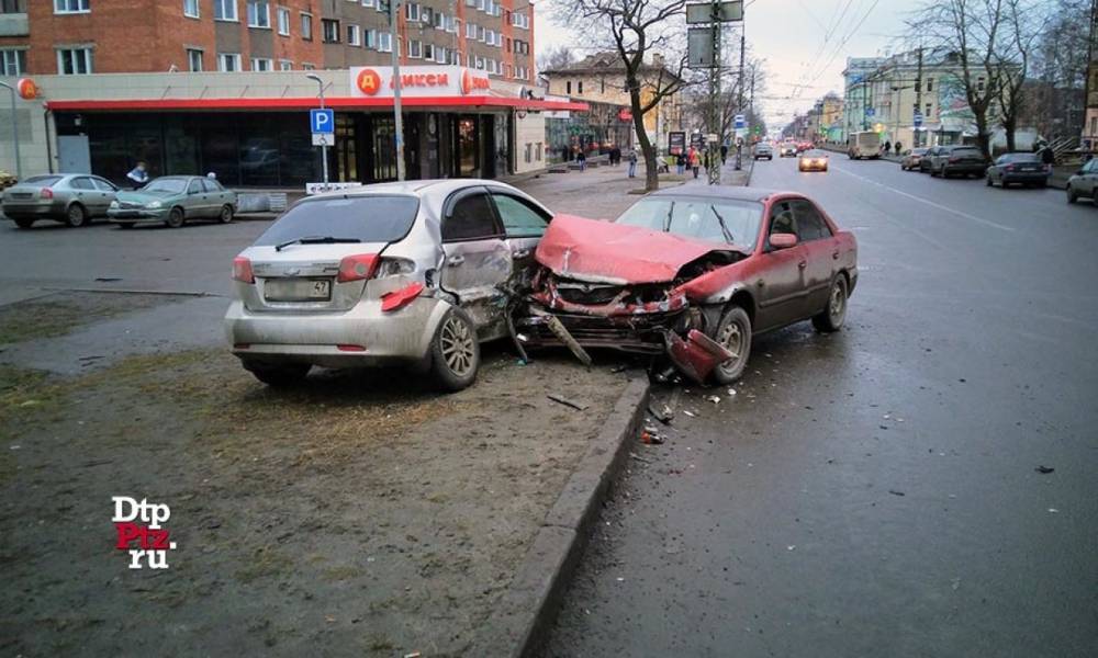 В столкновении четырех автомобилей в Петрозаводске пострадали трое