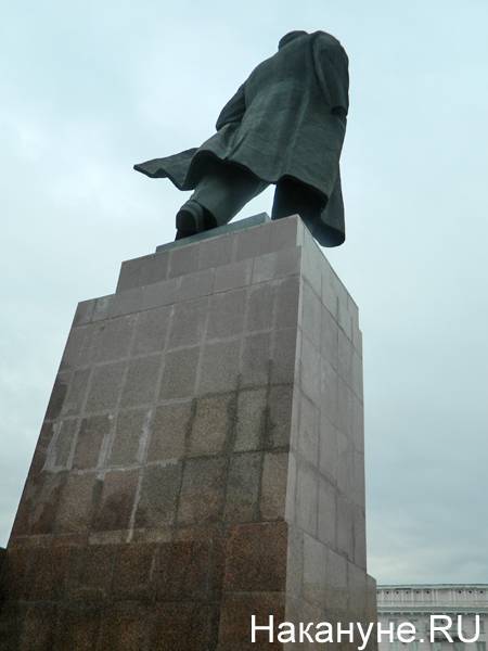 В Челябинске памятник Ильичу на площади Революции опять закрыли на ремонт