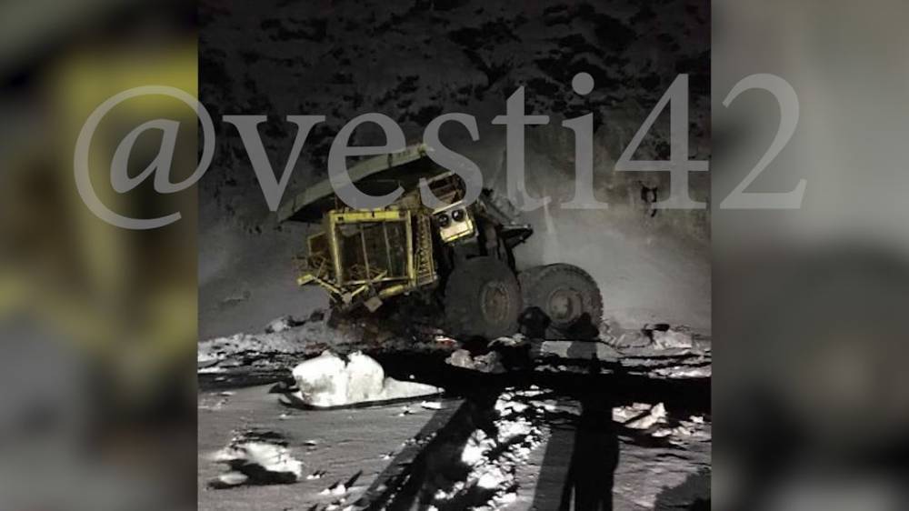 На кузбасском разрезе БелАЗ сорвался с 15-метровой высоты: водитель погиб