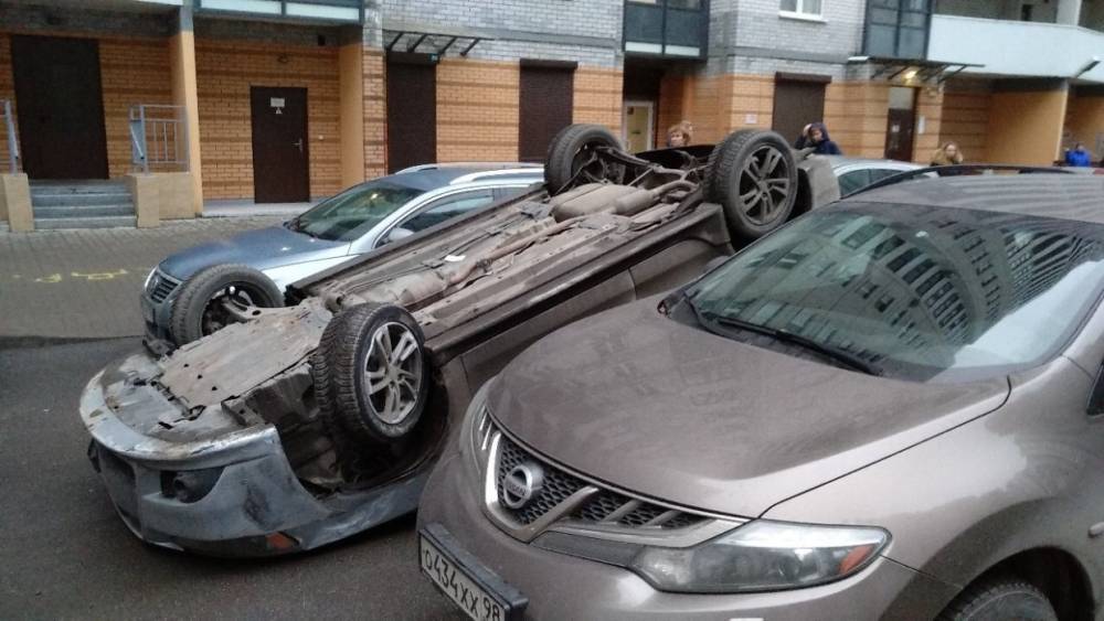 Водитель перевернул авто на крышу и бросил его посередине двора на Выборгском шоссе