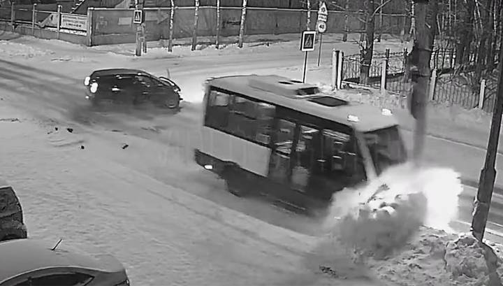 Легковушка в отправила маршрутный автобус в столб. Видео