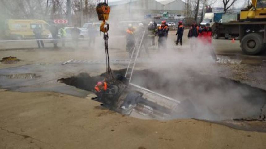 Видео с места падения машины с людьми в яму с кипятком, два человека погибли