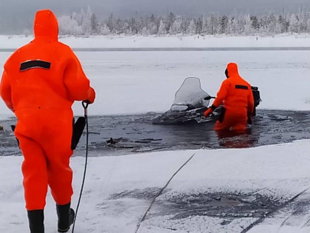 Незапланированное купание устроили мончегорцы, проигнориров запрет выхода на лед
