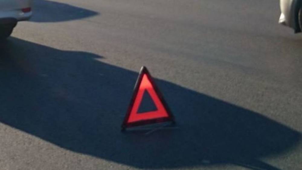 В Великом Новгороде на парковке Renault сбил молодую женщину