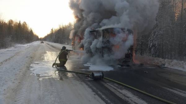 В Тюменской области на трассе сгорел пассажирский автобус