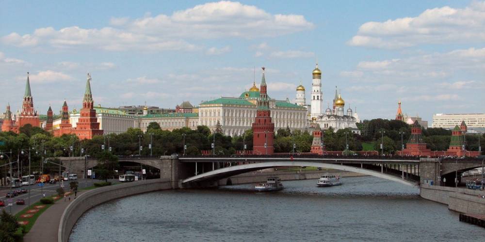 Эко-активисты запустили по Москве-реке косатку прямо напротив Кремля