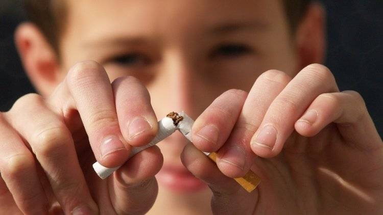 Эксперт при Минздраве призвал не продавать сигареты тем, кому нет 21 года