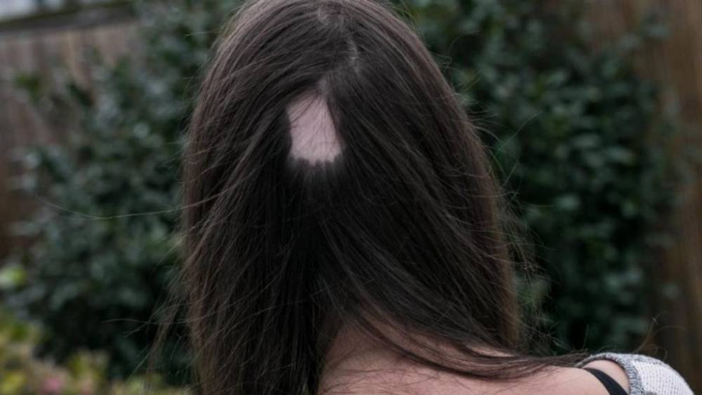 Кельн: девушка сходила к парикмахеру и навсегда лишилась части волос