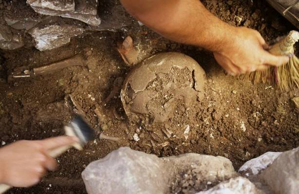 В Эквадоре в 2100-летних могилах нашли тела в «шлемах»