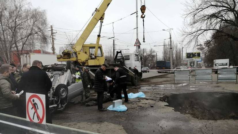 Опубликовано видео с места падения машины в яму с кипятком в Пензе