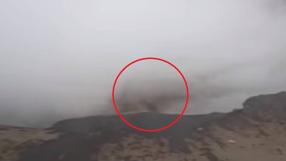 Видео с места падения машины в яму с кипятком в Пензе появилось в Сети