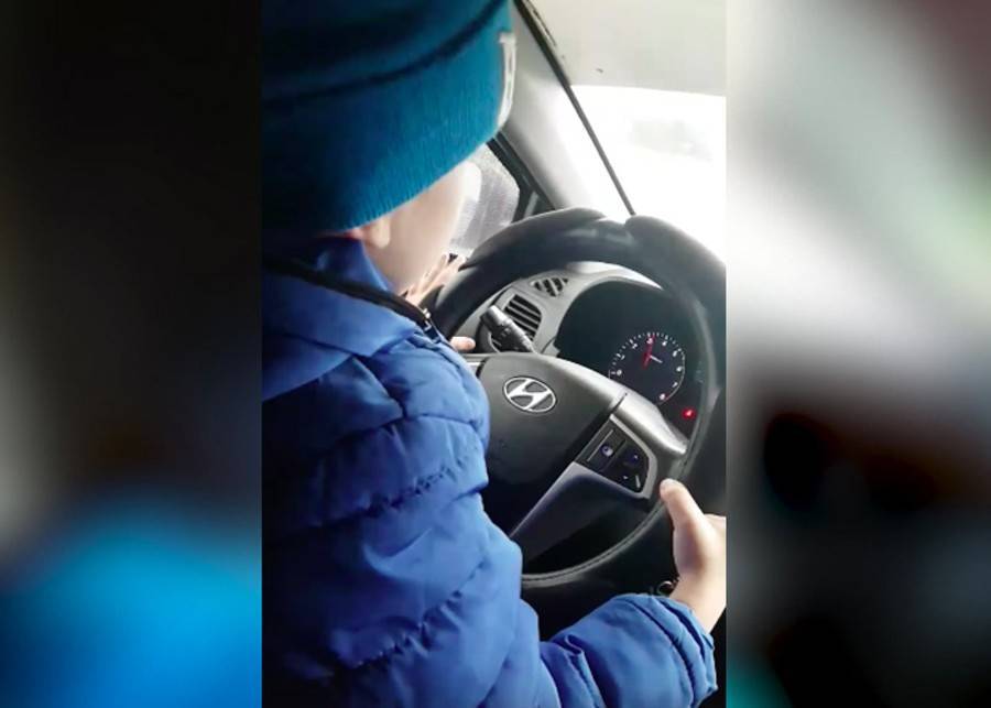 СК возбудил дело против жительницы Татарстана, пустившей за руль ребенка